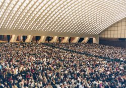 La Sala Nervi gremita di persone